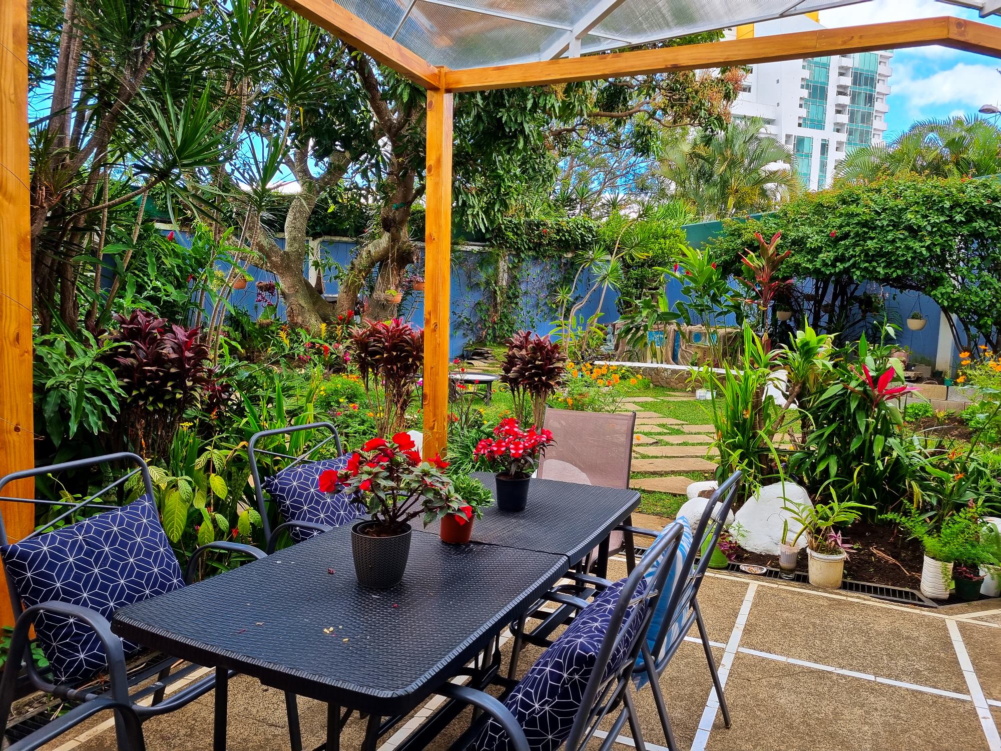 Arrea para descanso y sentarse en nuestra terraza bajo techo con vista a nuestro jardín