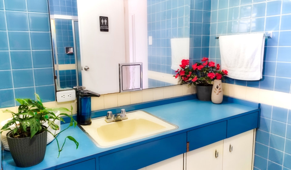 Ofreceos habitaciones privadas a diferentes precios con y sin baño privado. Para estas últimas contamos con un amplio baño compartido con todas las necesidades para nuestros huéspedes.