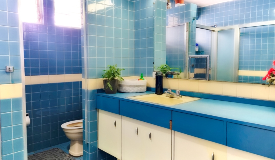 El baño compartido para algunas de nuestras habitaciones privadas cuenta con todo lo necesario para hacer de tu estadía lo más cómodo posible